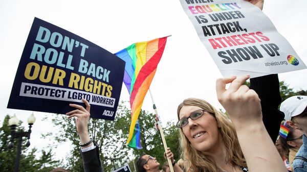 Mulher trans Alison Gill, de Maryland, se junta a ativistas LGBT em frente à Suprema Corte dos EUA - Sputnik Brasil