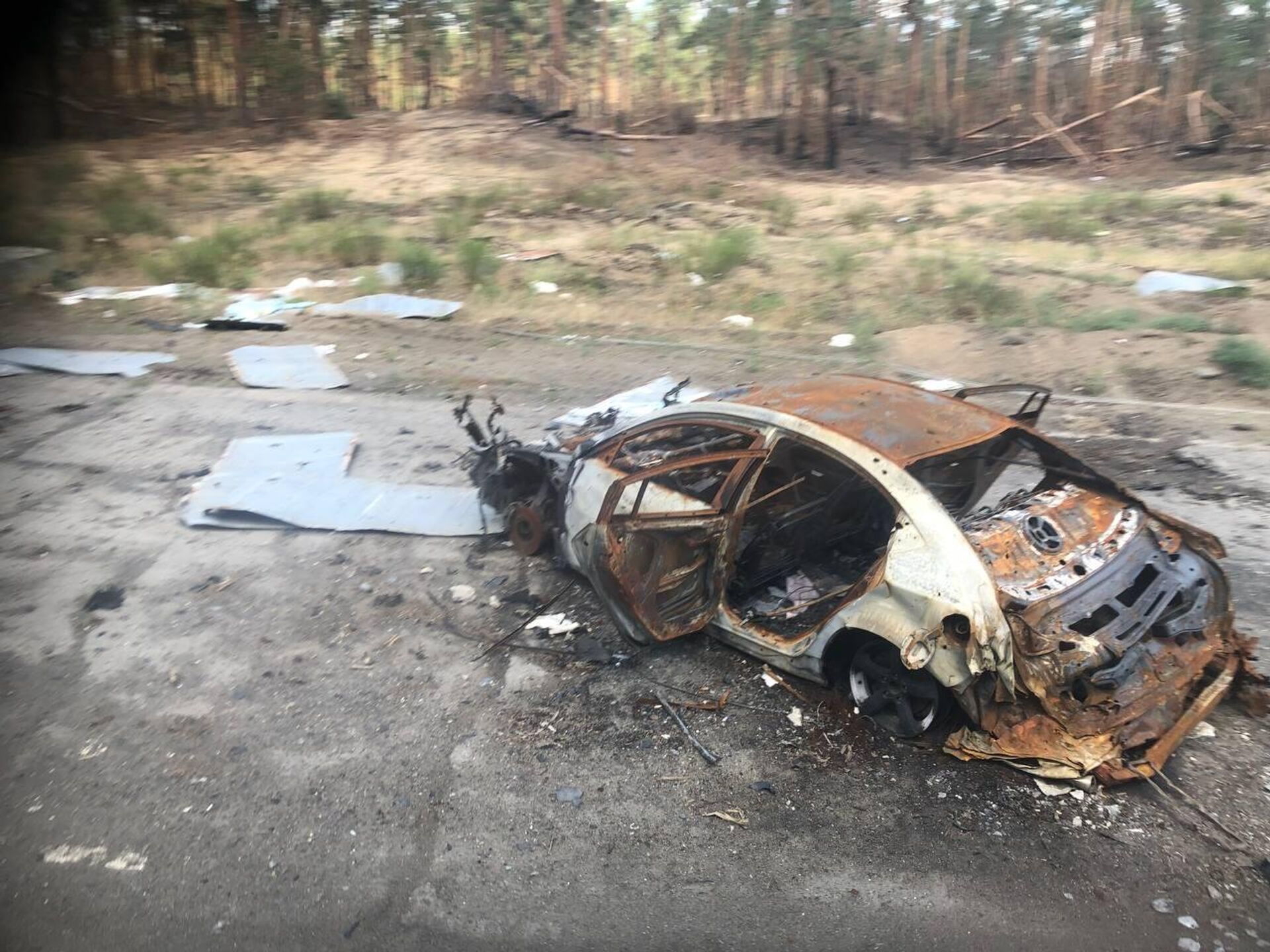 Carro queimando em Severodonetsk, na zona da operação especial russa em Donbass - Sputnik Brasil, 1920, 15.07.2022