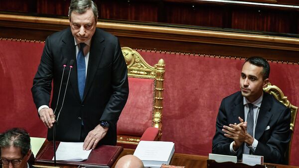 Mario Draghi, primeiro-ministro (à esquerda), e Luigi Di Maio, ministro das Relações Exteriores (à direita) italianos, discursam ao Senado em Roma, Itália, 21 de junho de 2022 - Sputnik Brasil