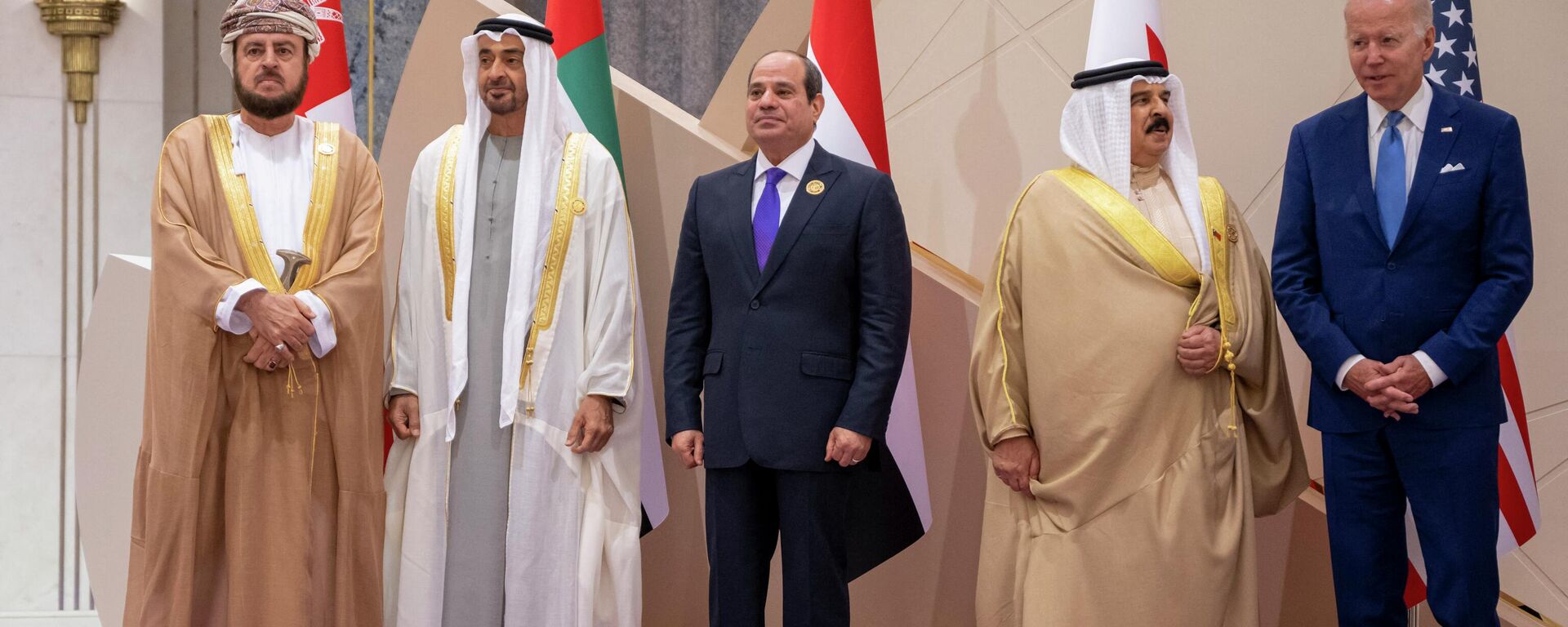 Da esquerda para a direita: Asaad bin Tariq al-Said, vice-primeiro-ministro de Relações Internacionais e Cooperação de Omã e representante especial do sultão; xeque Mohamed bin Zayed al-Nahyan, presidente dos Emirados Árabes Unidos; Abdel Fattah al-Sisi, presidente do Egito; Hamad bin Isa bin Salman al-Khalifa, rei do Bahrein; e Joe Biden, presidente dos EUA - Sputnik Brasil, 1920, 17.07.2022