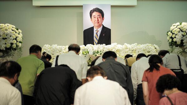 Pessoas dão seus pêsames a Shinzo Abe, ex-premiê japonês assassinado no Escritório da Associação de Intercâmbio Japão-Taiwan em Taipé, Taiwan, 8 de julho de 2022 - Sputnik Brasil