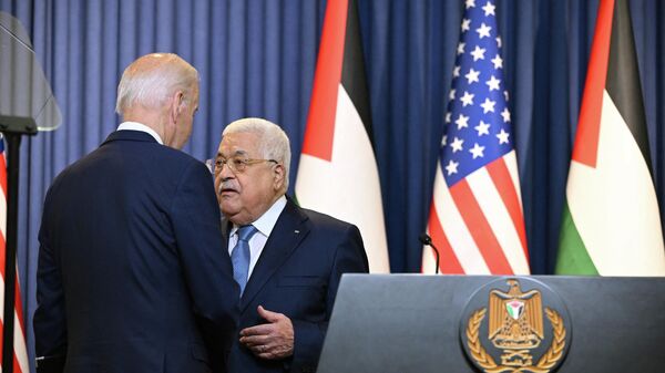 O presidente dos EUA, Joe Biden, e o presidente palestino, Mahmoud Abbas, falam juntos após suas declarações à mídia no Complexo Presidencial de Muqataa, cidade de Belém, Cisjordânia, 15 de julho de 2022 - Sputnik Brasil