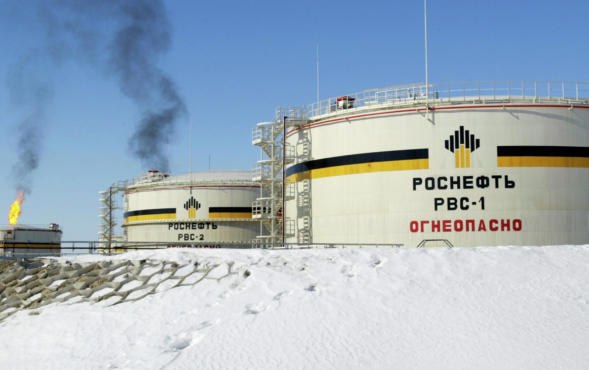 Reservatórios da gigante petrolífera estatal russa Rosneft no campo petrolífero de Priobskoye, perto de Nefteyugansk, no oeste da Sibéria, Rússia, em 5 de abril de 2006 - Sputnik Brasil, 1920, 04.12.2022