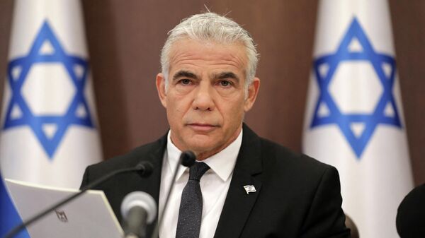 Yair Lapid, primeiro-ministro de Israel, durante encontro de gabinete no escritório do premiê em Jerusalém, 17 de julho de 2022 - Sputnik Brasil