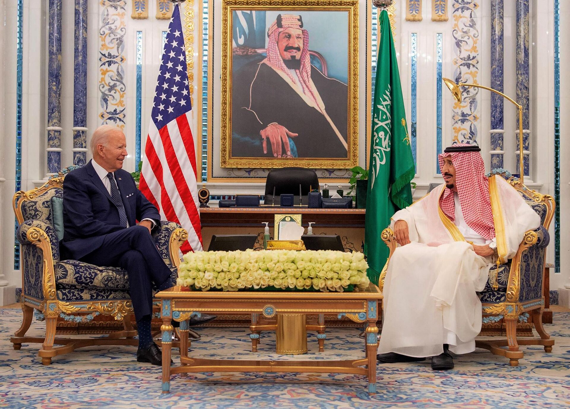 O rei da Arábia Saudita, Salman bin Abdulaziz Al Saud, recebe o presidente norte-americano, Joe Biden, no palácio de Al-Salam em Gidá, segunda maior cidade do reino, 15 de julho de 2022 - Sputnik Brasil, 1920, 18.07.2022