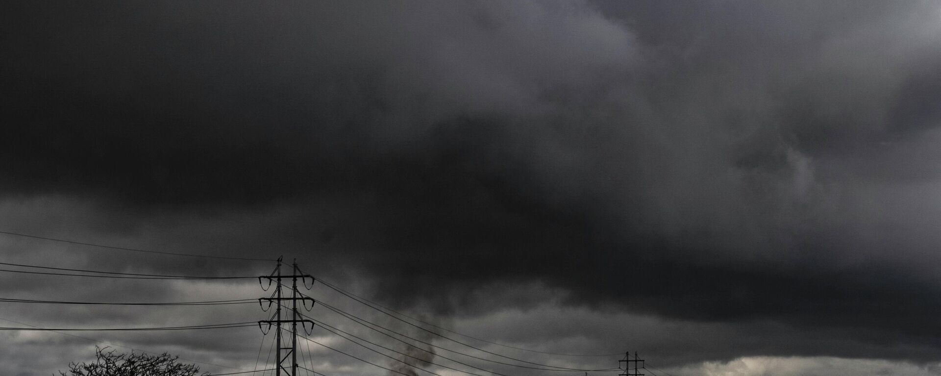 Chama de chaminé em uma refinaria petrolífera ao longo da rodovia entre Puerto La Cruz e Maturin, em Maturin, Venezuela, 2 de março de 2022 - Sputnik Brasil, 1920, 18.07.2022