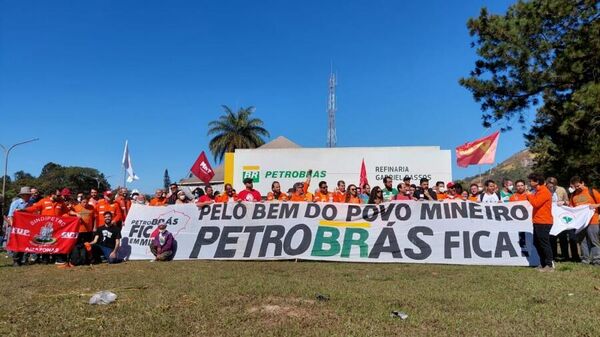Petroleiros protestam contra a venda da Refinaria Gabriel Passos (Regap), em Betim (MG), em atos unificados - Sputnik Brasil