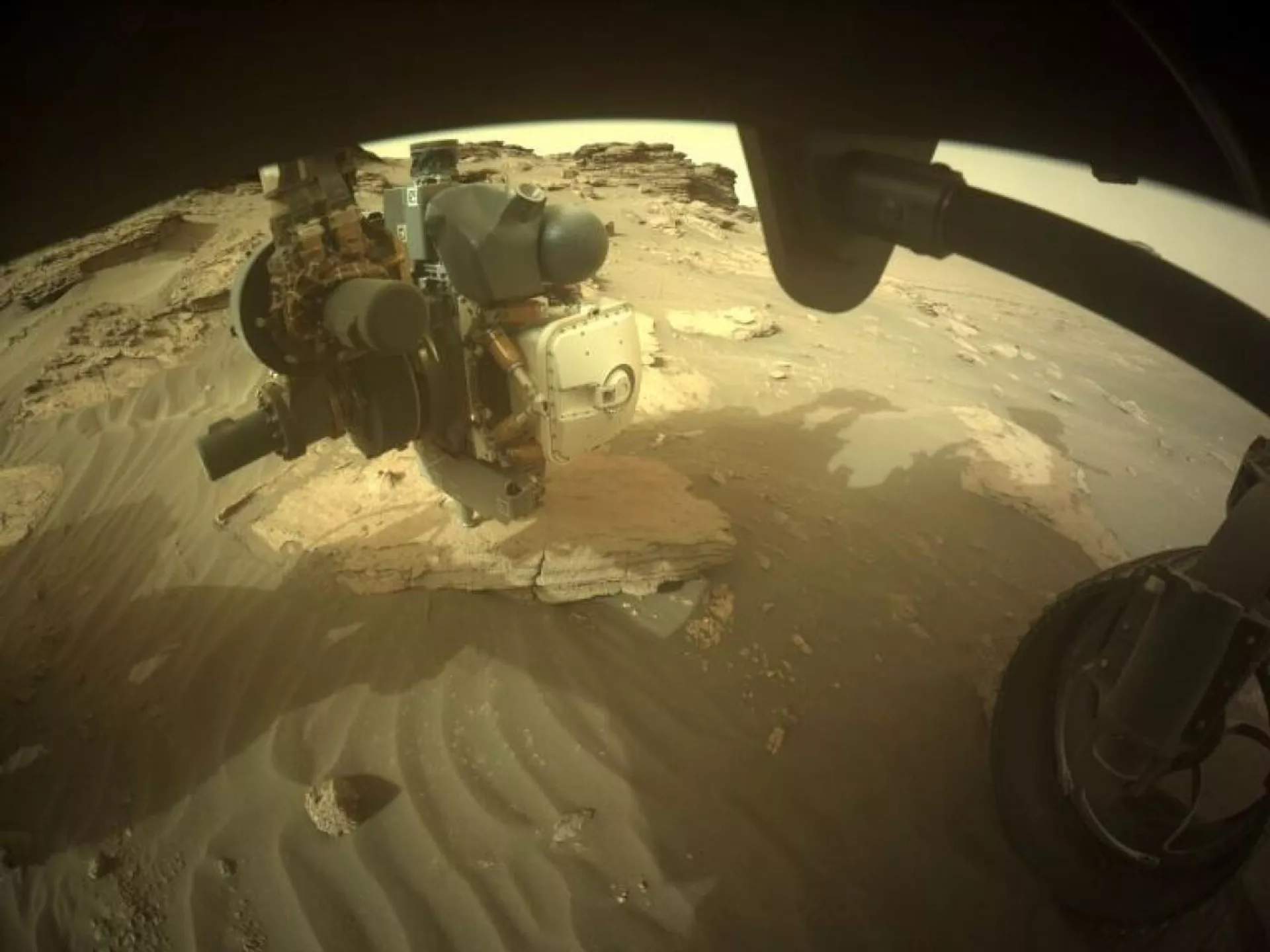 Imagem do rover Perseverance da NASA registra deslocamento do estranho objeto emaranhado, 16 de julho de 2022 Imagem do rover Perseverance da NASA registra deslocamento do estranho objeto emaranhado, 16 de julho de 2022 - Sputnik Brasil, 1920, 19.07.2022