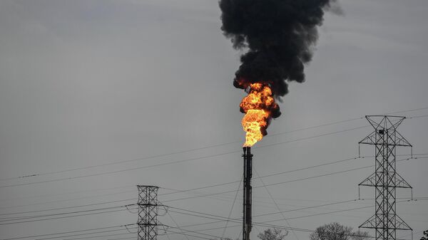 Gás é queimado no complexo petrolífero José Antonio Anzoátegui, em Barcelona, estado de Anzoátegui. Venezuela, 3 de julho de 2022 - Sputnik Brasil