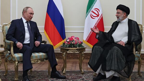 Presidente russo, Vladimir Putin, se reúne com o presidente iraniano, Ebrahim Raisi, em Teerã, 19 de julho de 2022 - Sputnik Brasil