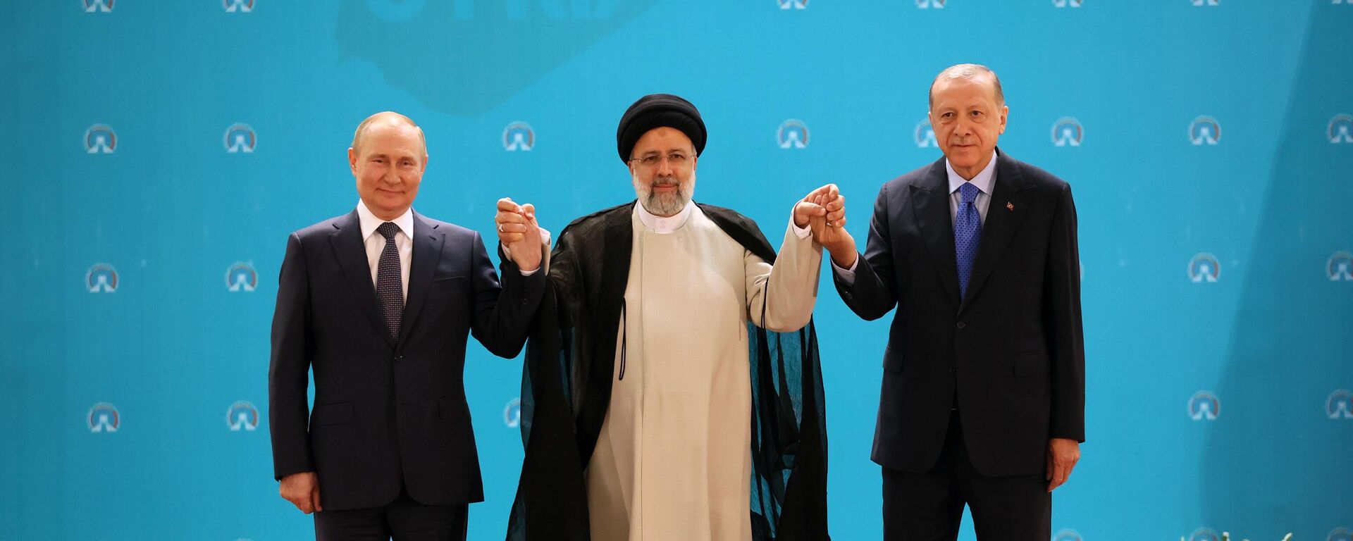 Em Teerã, os presidentes da Rússia, Vladimir Putin (à esquerda), do Irã, Ebrahim Raisi (centro), e da Turquia, Recep Tayyip Erdogan (à direita), participam de cúpula trilateral do processo de Astana como líderes garantidores do cessar-fogo na Síria, 19 de julho de 2022 - Sputnik Brasil, 1920, 19.07.2022