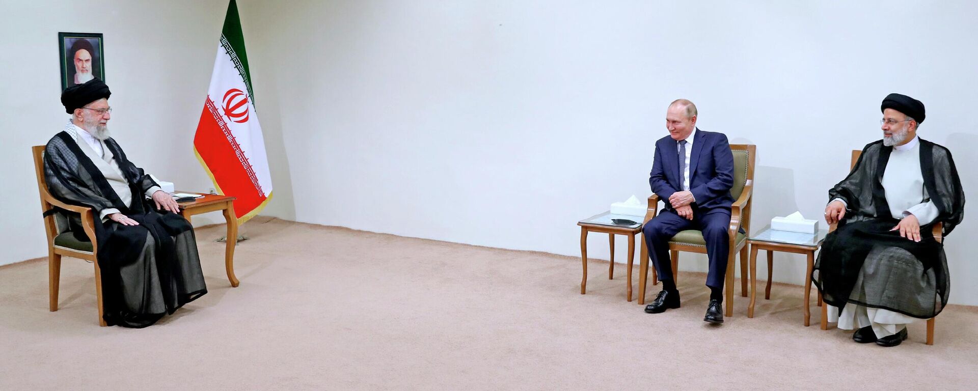 O líder supremo iraniano, aiatolá Ali Khamenei (à esquerda), se encontra com o presidente russo, Vladimir Putin (no centro), e com o presidente do Irã, Ebrahim Raisi, em Teerã, em 19 de julho de 2022 (foto de arquivo) - Sputnik Brasil, 1920, 06.10.2022