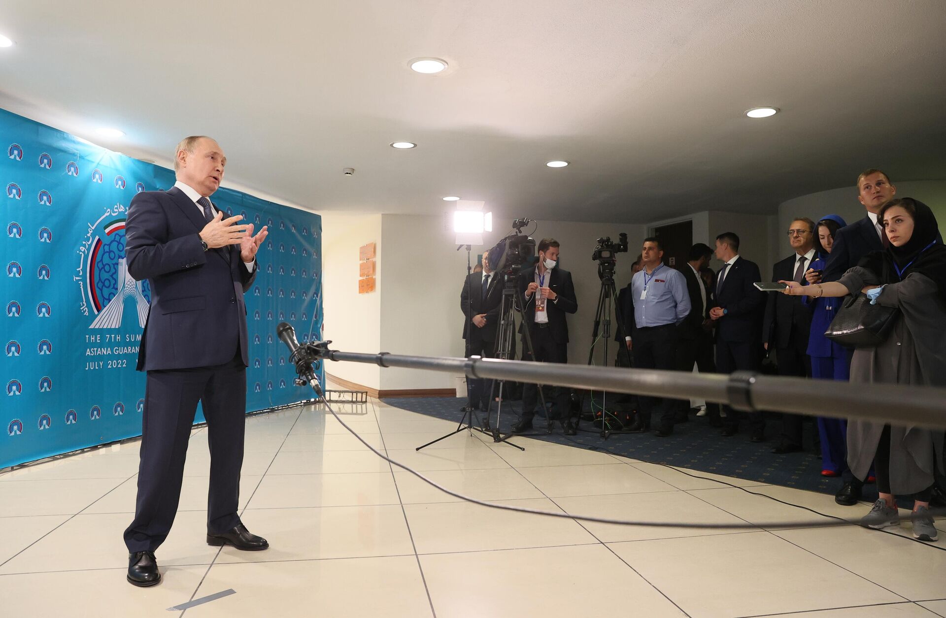 O presidente russo, Vladimir Putin, responde questões de jornalistas durante coletiva de imprensa após encontro em Teerã, no Irã, em 19 de junho de 2022 - Sputnik Brasil, 1920, 20.07.2022