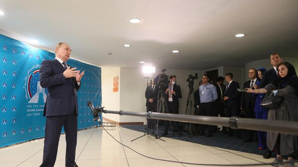 O presidente russo, Vladimir Putin, responde questões de jornalistas durante coletiva de imprensa após encontro em Teerã, no Irã, em 19 de junho de 2022 - Sputnik Brasil