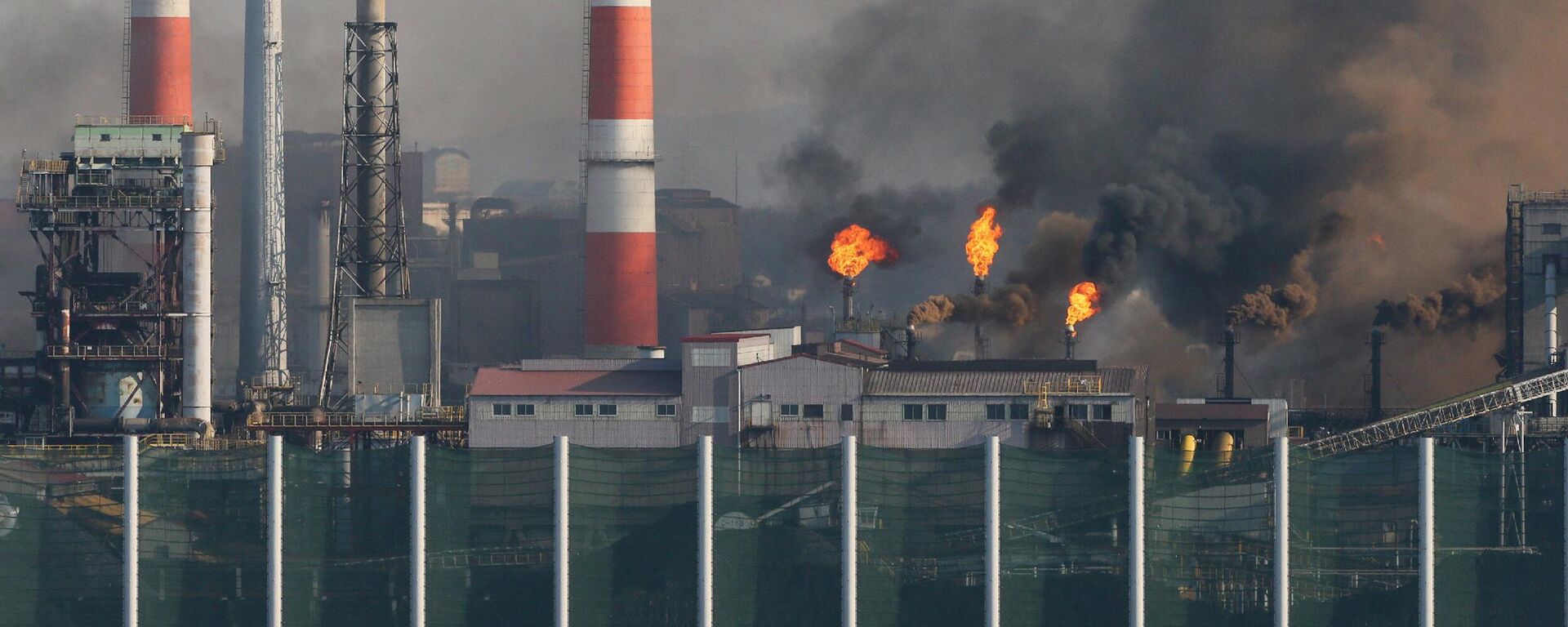 Fumaça sobe do local do incêndio na usina siderúrgica da Nippon Steel & Sumitomo Metal Corp. em Nagoya, prefeitura de Aichi, Japão, 17 de janeiro de 2014 - Sputnik Brasil, 1920, 20.07.2022