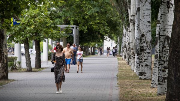 Pessoas caminhando em rua de Melitopol, cidade controlada pelas tropas russas, em 19 de julho de 2022 - Sputnik Brasil