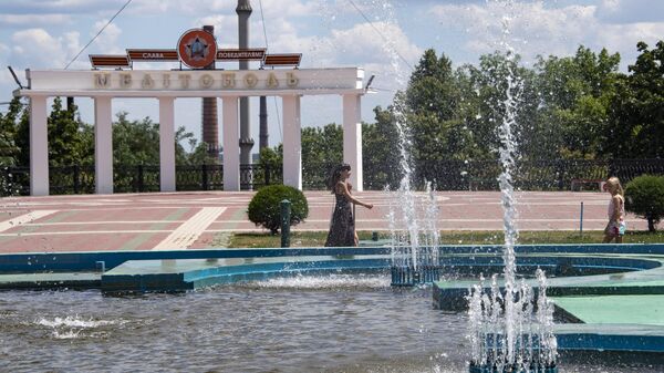 Transeuntes na praça Pobeda em Melitopol, cidade controlada pelas tropas russas, 19 de julho de 2022 - Sputnik Brasil