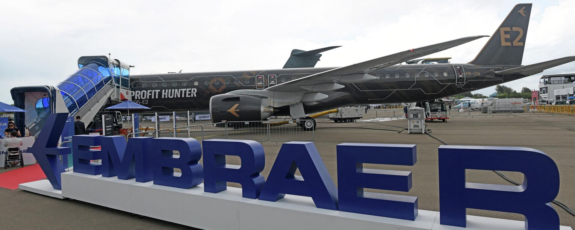 Uma exibição estática da aeronave Profit Hunter da Embraer, o E195-E2, fica na pista durante o Singapore Airshow em Cingapura em 11 de fevereiro de 2020 - Sputnik Brasil, 1920, 01.05.2024