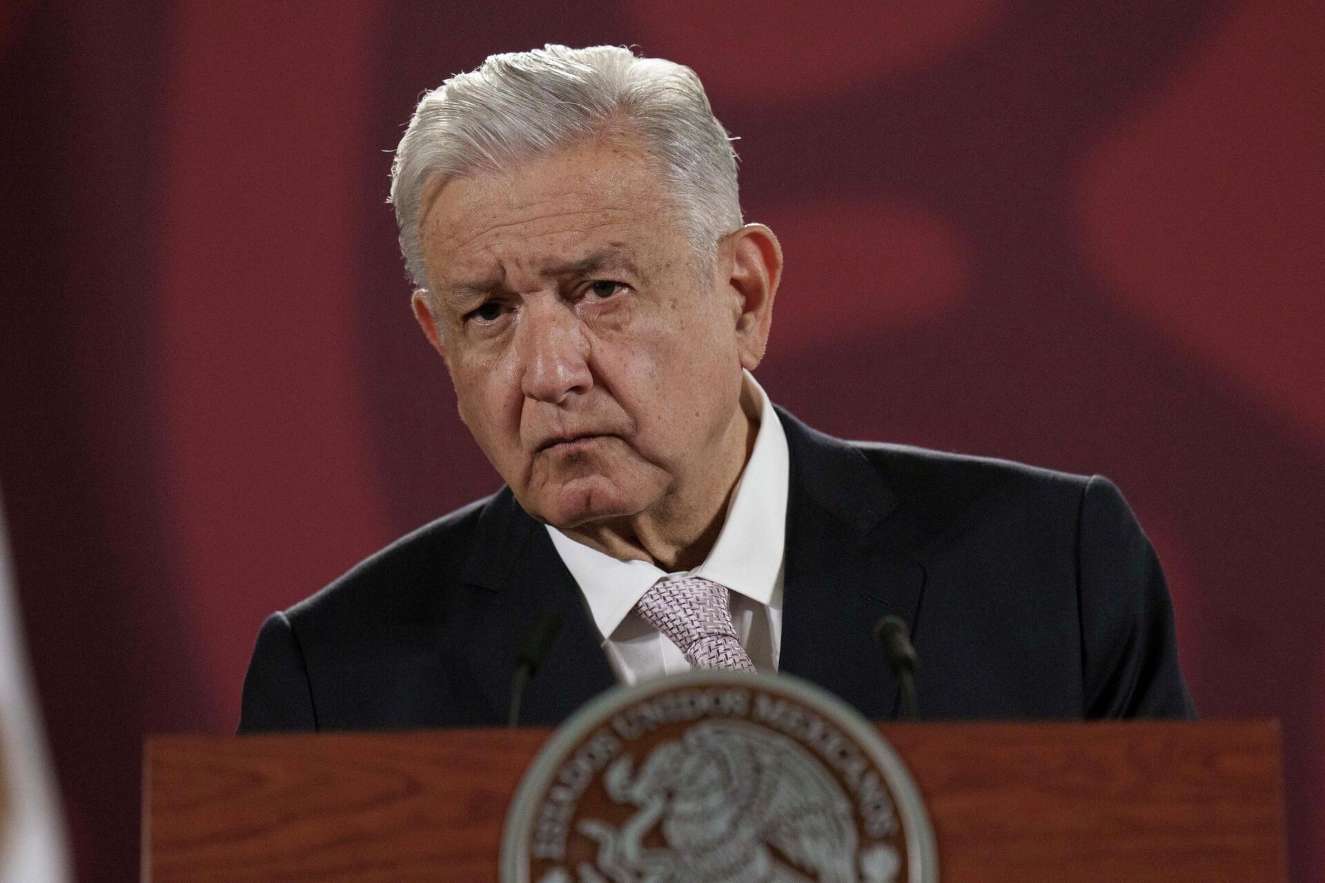 O presidente mexicano Andrés Manuel López Obrador ouve a pergunta de um jornalista durante sua coletiva de imprensa diária no Palácio Nacional da Cidade do México, 8 de julho de 2022 - Sputnik Brasil, 1920, 20.12.2022
