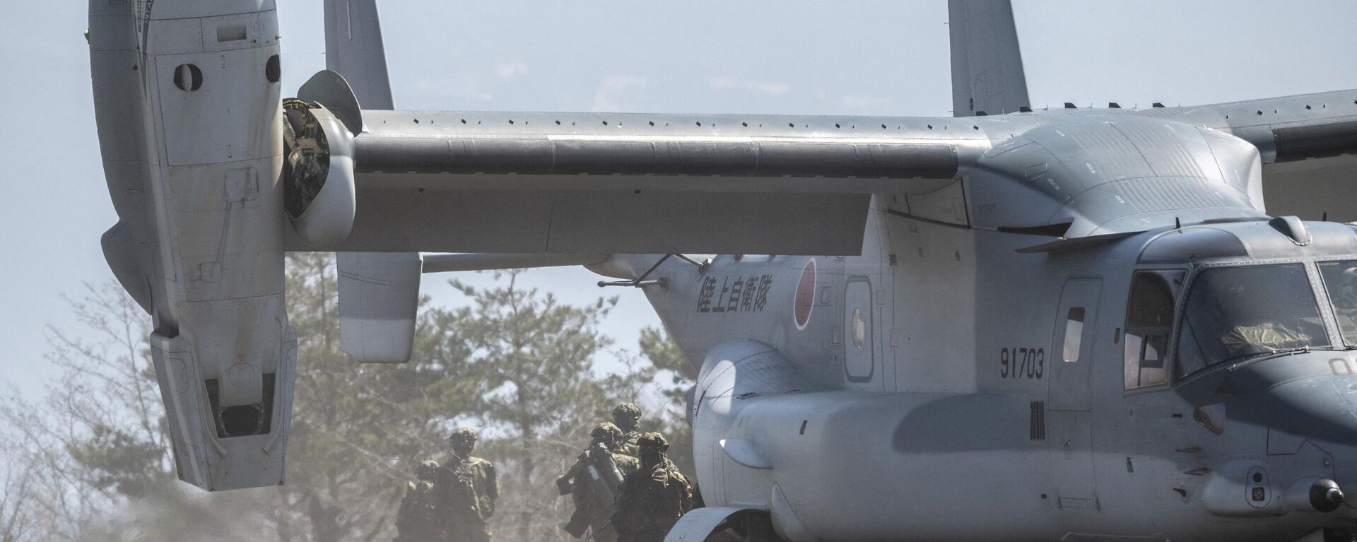 Militares saem de aeronave MV-22 Osprey, da Força Aérea de Autodefesa do Japão, durante exercício conjunto com o Corpo de Fuzileiros Navais dos EUA na área de treinamento de Higashifuji em Gotemba, prefeitura de Shizuoka, Japão, 15 de março de 2022 - Sputnik Brasil, 1920, 22.07.2022