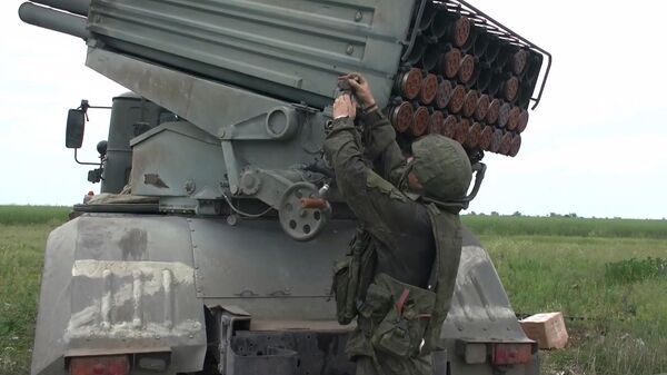 Militar prepara disparo com lançador múltiplo de foguetes Grad durante operação militar especial da Rússia na Ucrânia - Sputnik Brasil
