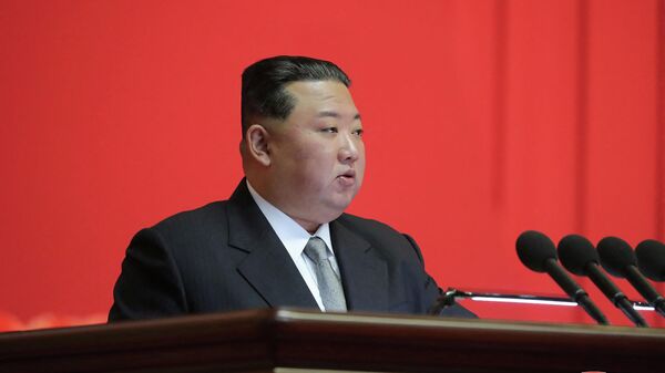 Kim Jong-un falando discursando na capital norte-coreana, 6 de julho de 2022 - Sputnik Brasil