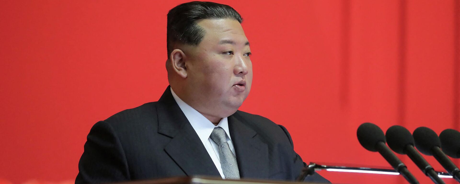 Kim Jong-un falando discursando na capital norte-coreana, 6 de julho de 2022 - Sputnik Brasil, 1920, 23.07.2022