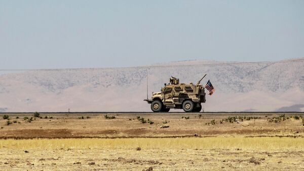 Militares dos EUA fazem patrulha em veículos em Qamishli, nordeste da província de Al-Hasakah, perto da fronteira com a Turquia, 23 de julho de 2022 - Sputnik Brasil