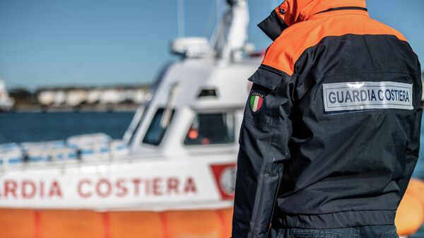 Itália resgata quase 1200 imigrantes ilegais no Mar Mediterrâneo, no último fim de semana - Sputnik Brasil