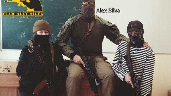 O brasileiro Alex Silva ao lado de dois mercenários na Ucrânia - Sputnik Brasil