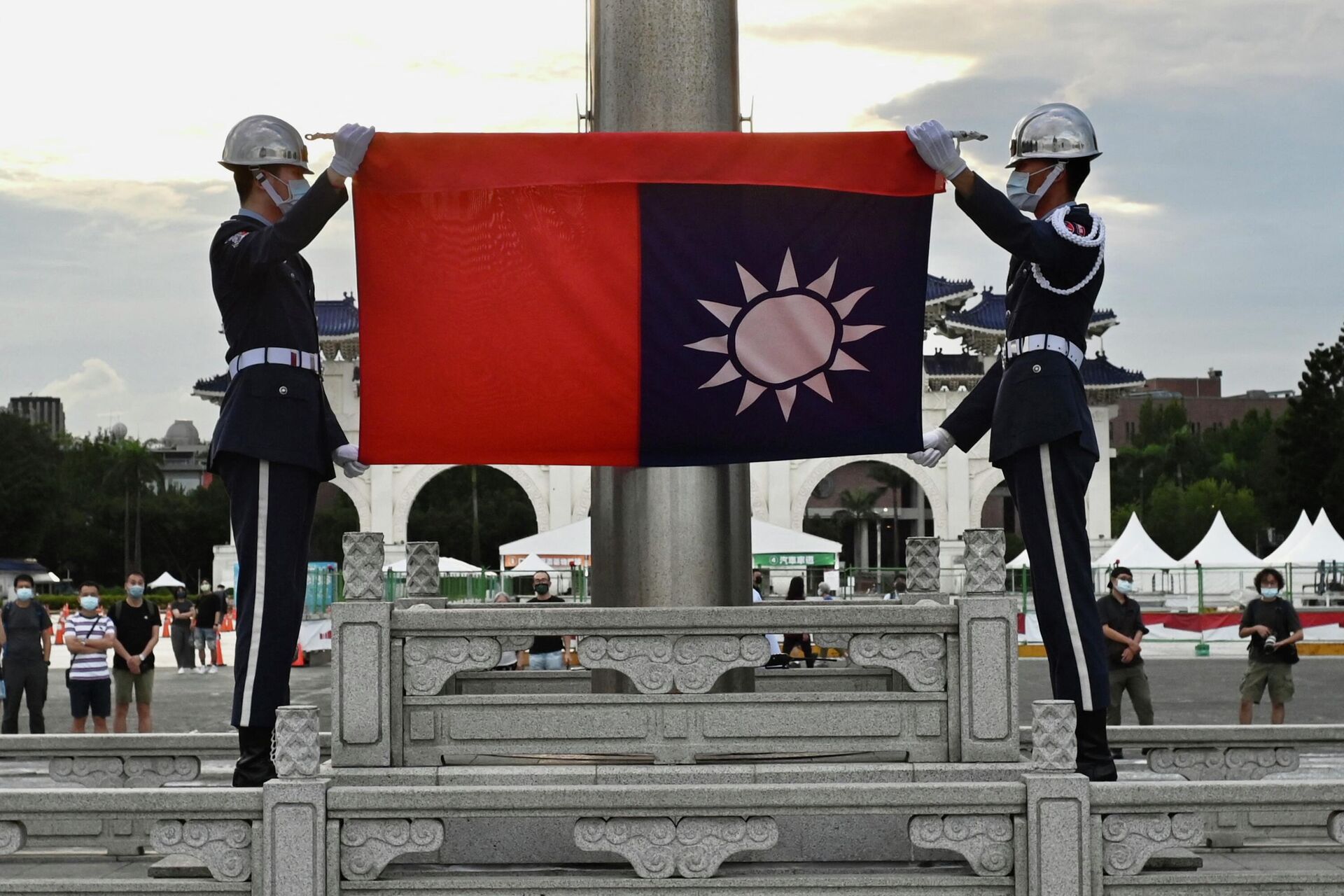 Guardas de honra segurando bandeira taiwanesa durante cerimônia em Taipé, Taiwan, 4 de junho de 2022 - Sputnik Brasil, 1920, 04.08.2022