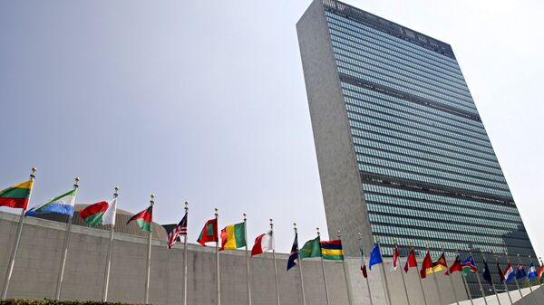 Arquivo: as bandeiras dos países-membros tremulam do lado de fora do prédio da Assembleia Geral na sede das Nações Unidas, em Nova York, EUA, 13 de setembro de 2005 - Sputnik Brasil