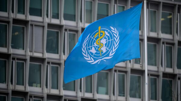 Bandeira da Organização Mundial da Saúde (OMS) em sua sede em Genebra em meio ao surto de coronavírus COVID-19 - Sputnik Brasil