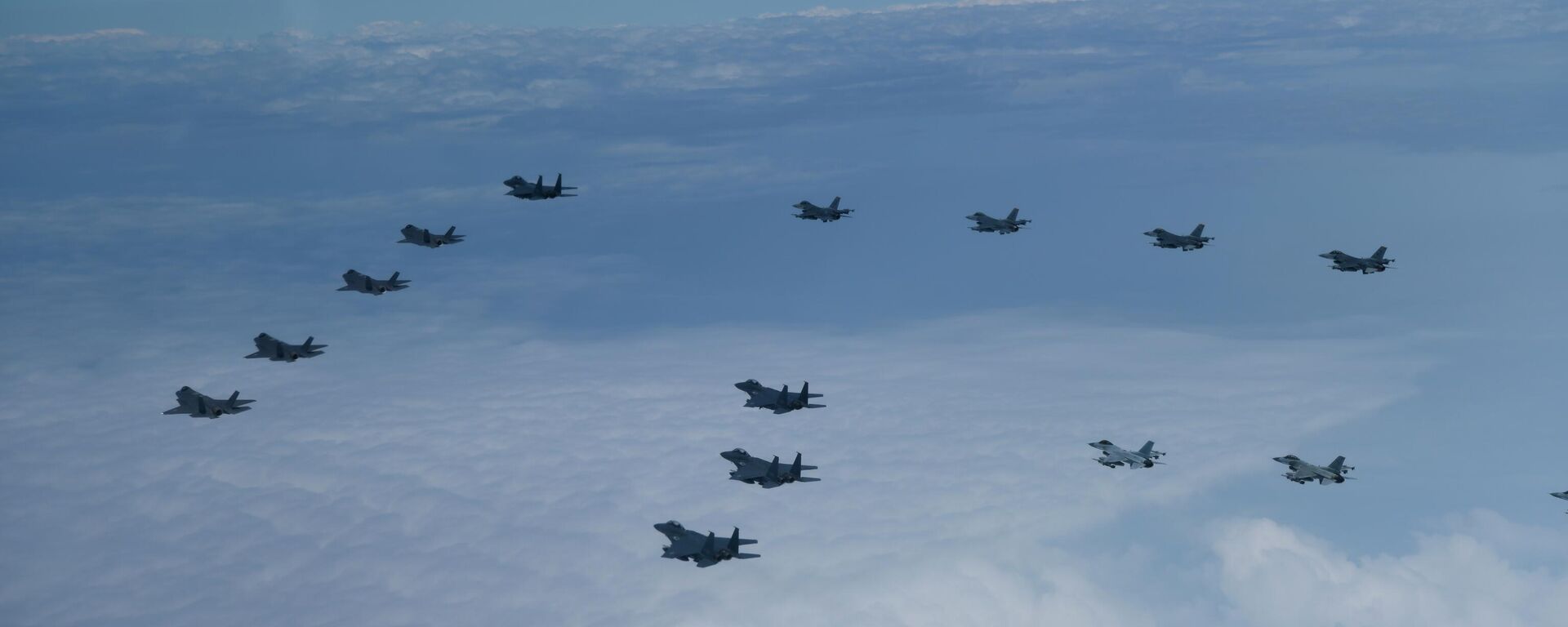Nesta foto fornecida pelo Ministério da Defesa da Coreia do Sul, caças furtivos F-35A da Força Aérea da Coreia do Sul e caças F-16 dos EUA voam em formação durante um exercício conjunto, 7 de junho de 2022 - Sputnik Brasil, 1920, 09.08.2022