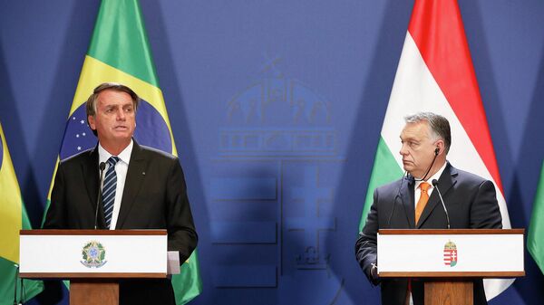 O presidente do Brasil, Jair Bolsonaro, fala ao lado do premiê da Hungria, Viktor Orbán, em Budapeste, em 17 de fevereiro de 2022 - Sputnik Brasil