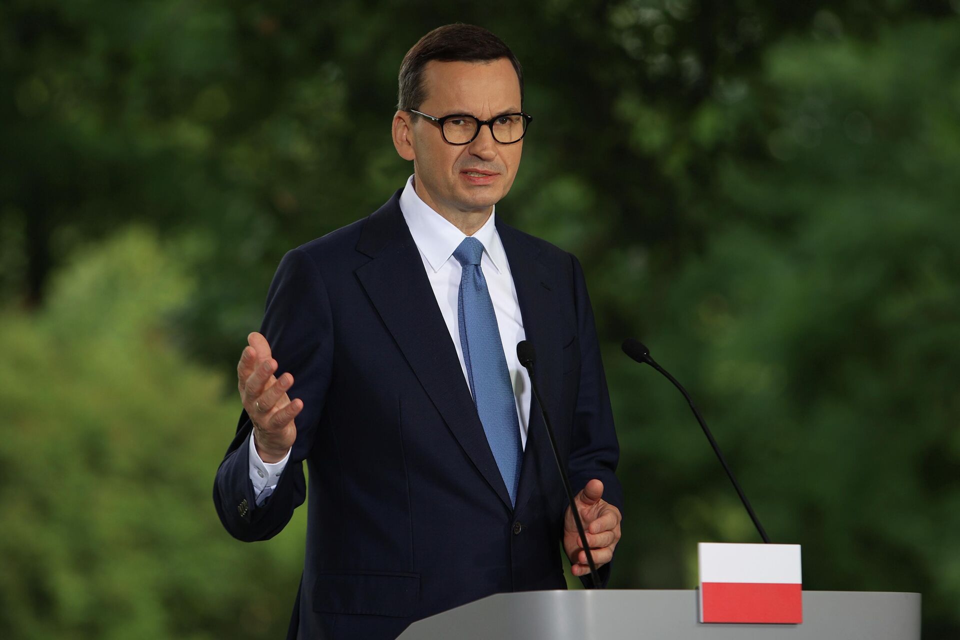 O primeiro-ministro da Polônia, Mateusz Morawiecki, fala à mídia durante uma entrevista coletiva após se reunir com o primeiro-ministro espanhol Pedro Sanchez em Varsóvia, Polônia, 27 de julho de 2022 - Sputnik Brasil, 1920, 28.08.2022