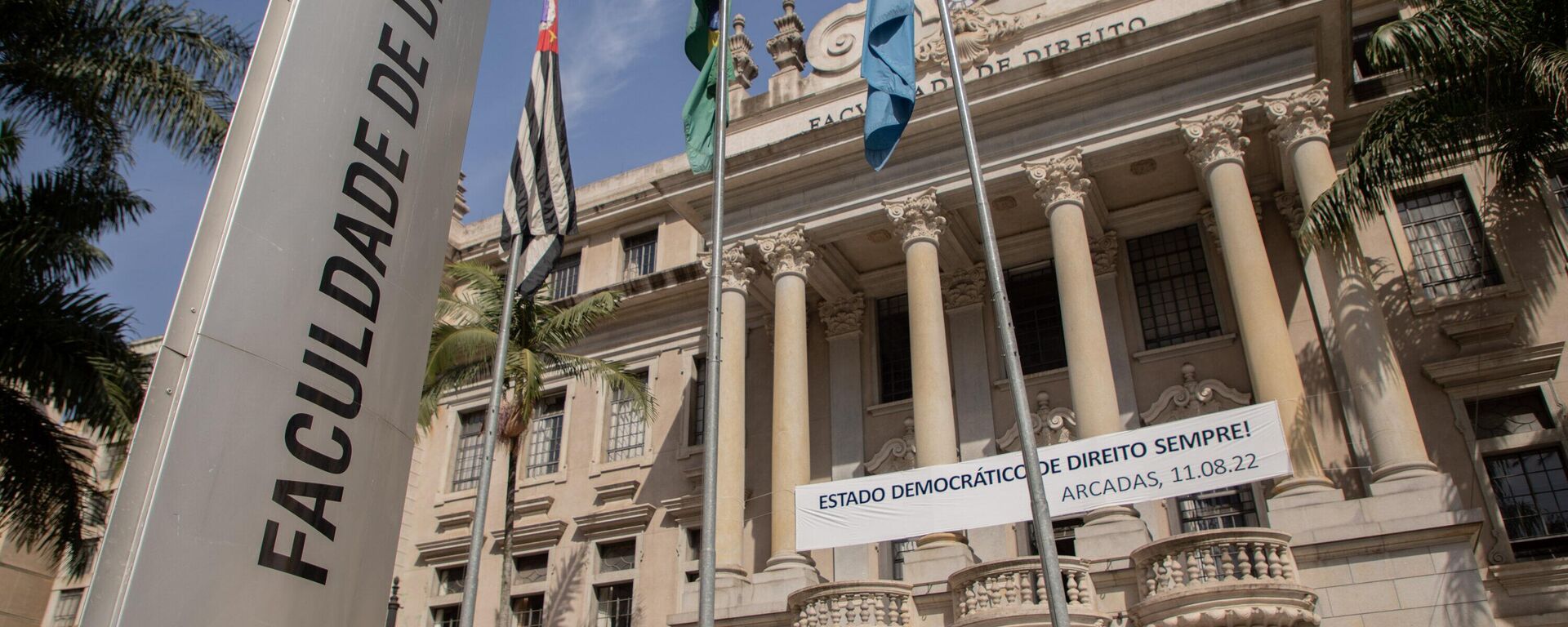 Fachada externa da Faculdade de Direito da Universidade de São Paulo (USP), que fica no Largo São Francisco, no Centro da capital paulista, com cartazes em defesa da democracia e do Estado de direito, em 28 de julho de 2022 - Sputnik Brasil, 1920, 29.07.2022