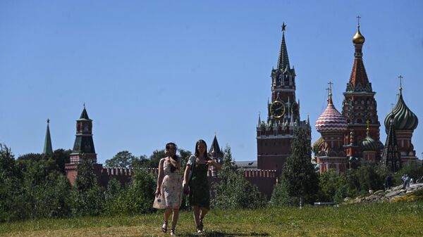 Mulheres passeiam perto do Kremlin em Moscou, Rússia, foto publicada em 2 de julho de 2022 - Sputnik Brasil