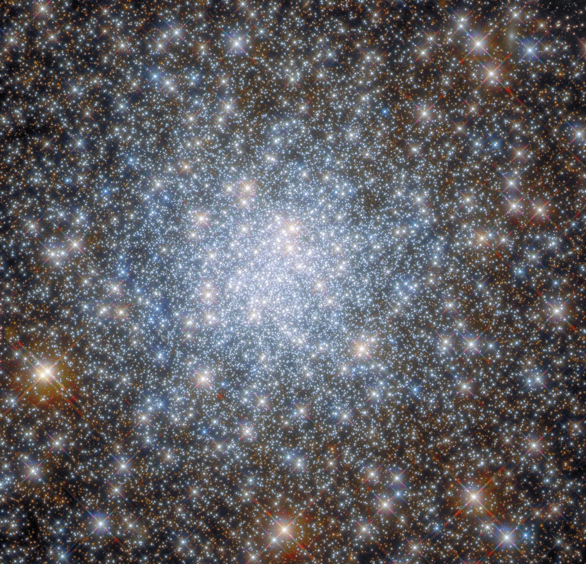 O Telescópio Espacial Hubble capturou uma imagem onde mostra o coração do aglomerado globular NGC 6638 na constelação de Sagitário - Sputnik Brasil, 1920, 01.08.2022