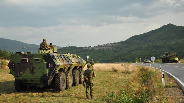Militares sérvios e blindados pesados perto do povoado Rashka e do posto de controle Yarine, na fronteira administrativa entre a Sérvia central e o norte do Kosovo, 27 de setembro de 2021 - Sputnik Brasil