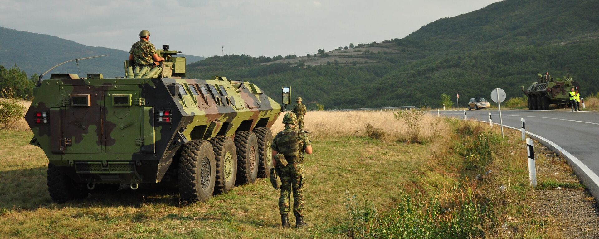 Militares sérvios e blindados pesados perto do povoado Rashka e do posto de controle Yarine, na fronteira administrativa entre a Sérvia central e o norte do Kosovo, 27 de setembro de 2021 - Sputnik Brasil, 1920, 01.08.2022