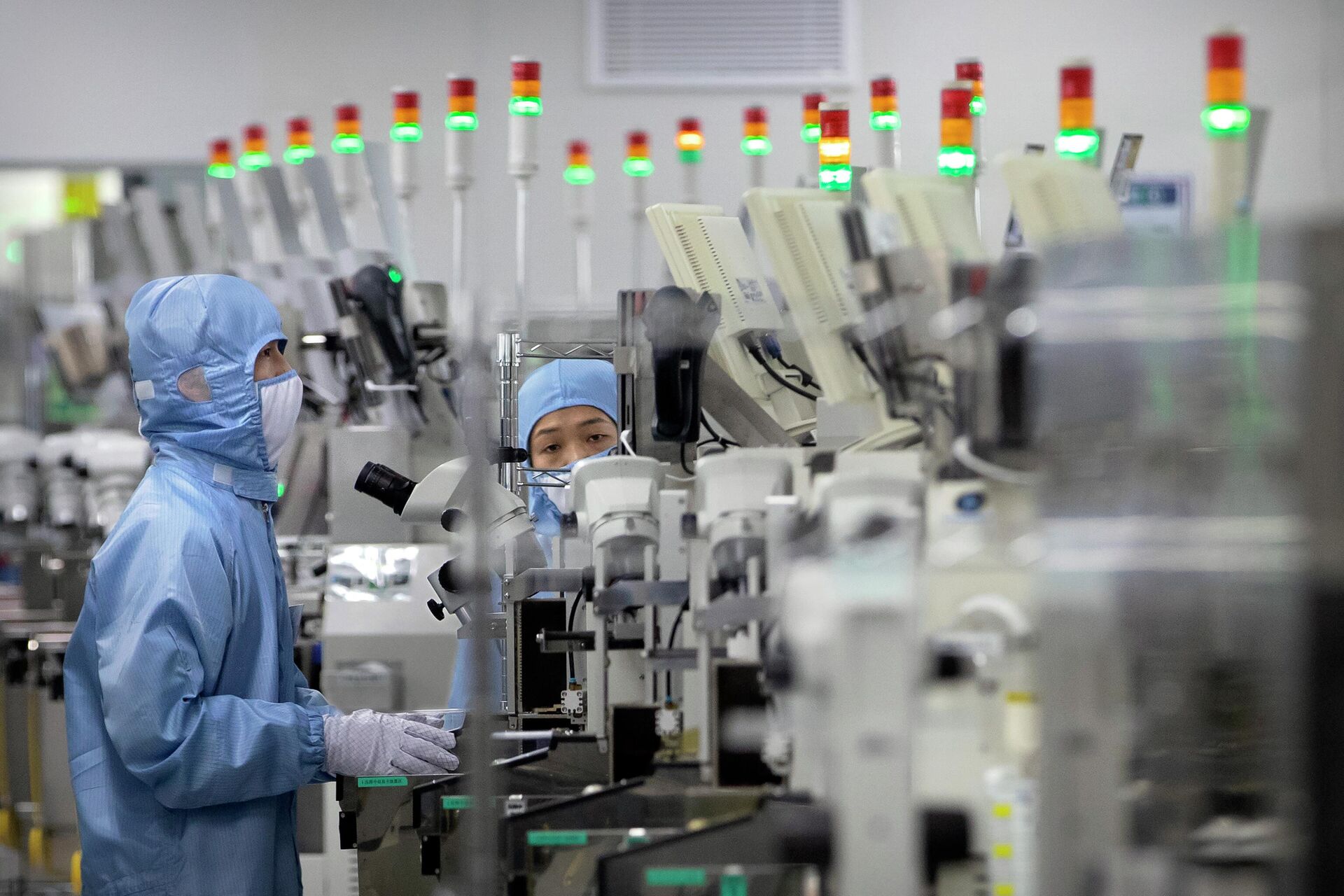 Funcionários chineses trabalham em uma instalação de produção de semicondutores - Sputnik Brasil, 1920, 31.01.2023
