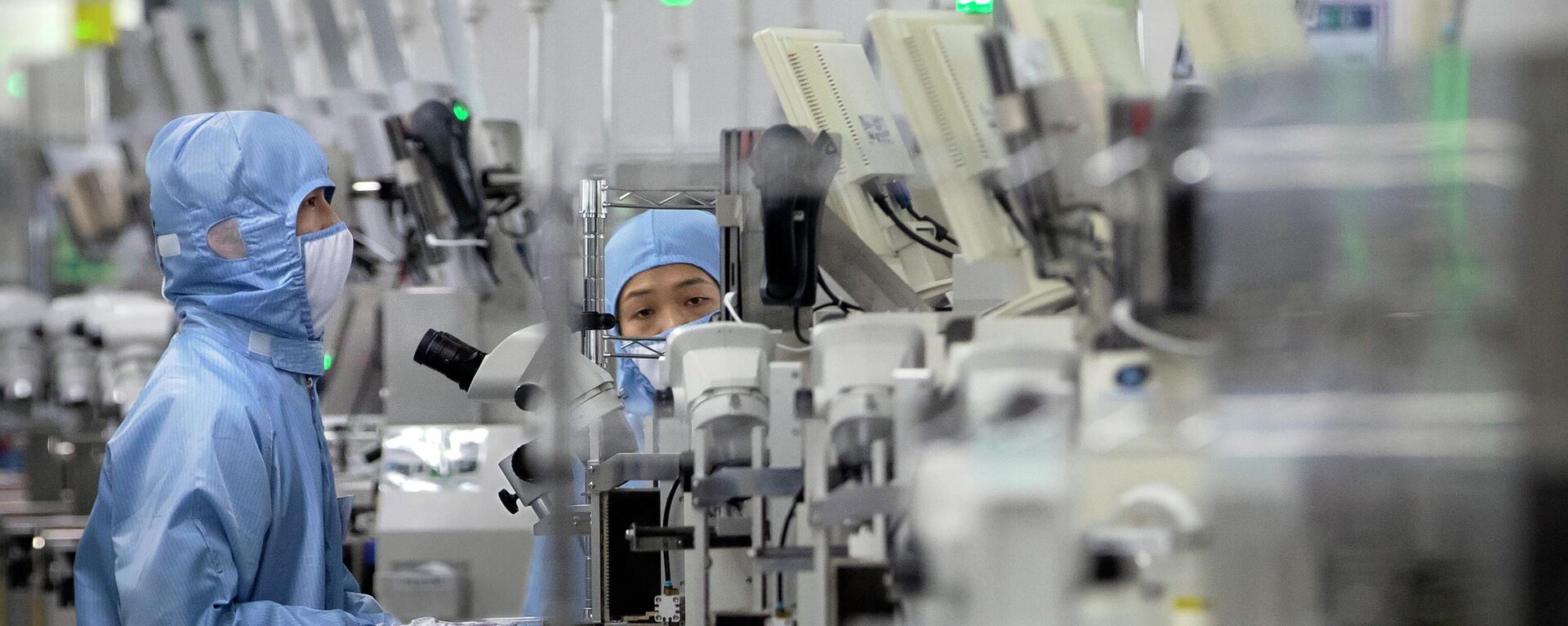 Funcionários chineses trabalham em uma instalação de produção de semicondutores - Sputnik Brasil, 1920, 01.08.2022