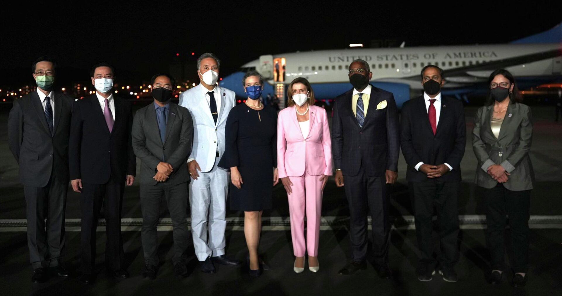 Nancy Pelosi posa para foto oficial ao lado de sua delegação e de autoridades de Taiwan após aterrissagem em Taipé - Sputnik Brasil, 1920, 17.11.2022