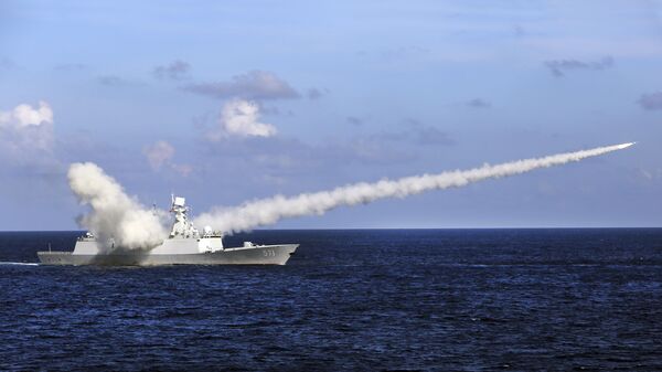 Fragata chinesa de mísseis Yuncheng lança míssil antinavio durante exercício militar nas águas próximas à ilha Hainan, no sul da China, e às ilhas Paracel - Sputnik Brasil