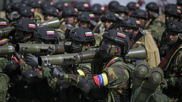 Soldados do Exército venezuelano marcham durante um desfile militar para comemorar o 211º aniversário da independência venezuelana em Caracas, em 5 de julho de 2022 - Sputnik Brasil