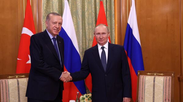 Recep Tayyip Erdogan (à esquerda) e Vladimir Putin (à direita), presidentes da Turquia e da Rússia, respectivamente, durante encontro em Sochi, Rússia, 5 de agosto de 2022 - Sputnik Brasil