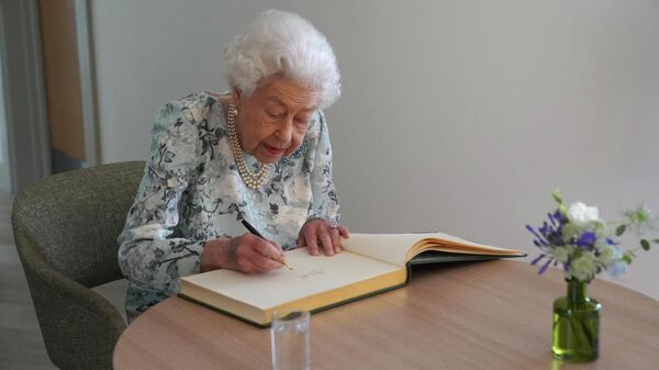 A rainha britânica Elizabeth II assina um livro de visitas durante uma visita para inaugurar oficialmente o novo prédio do Thames Hospice em Maidenhead, Berkshire, em 15 de julho de 2022 - Sputnik Brasil