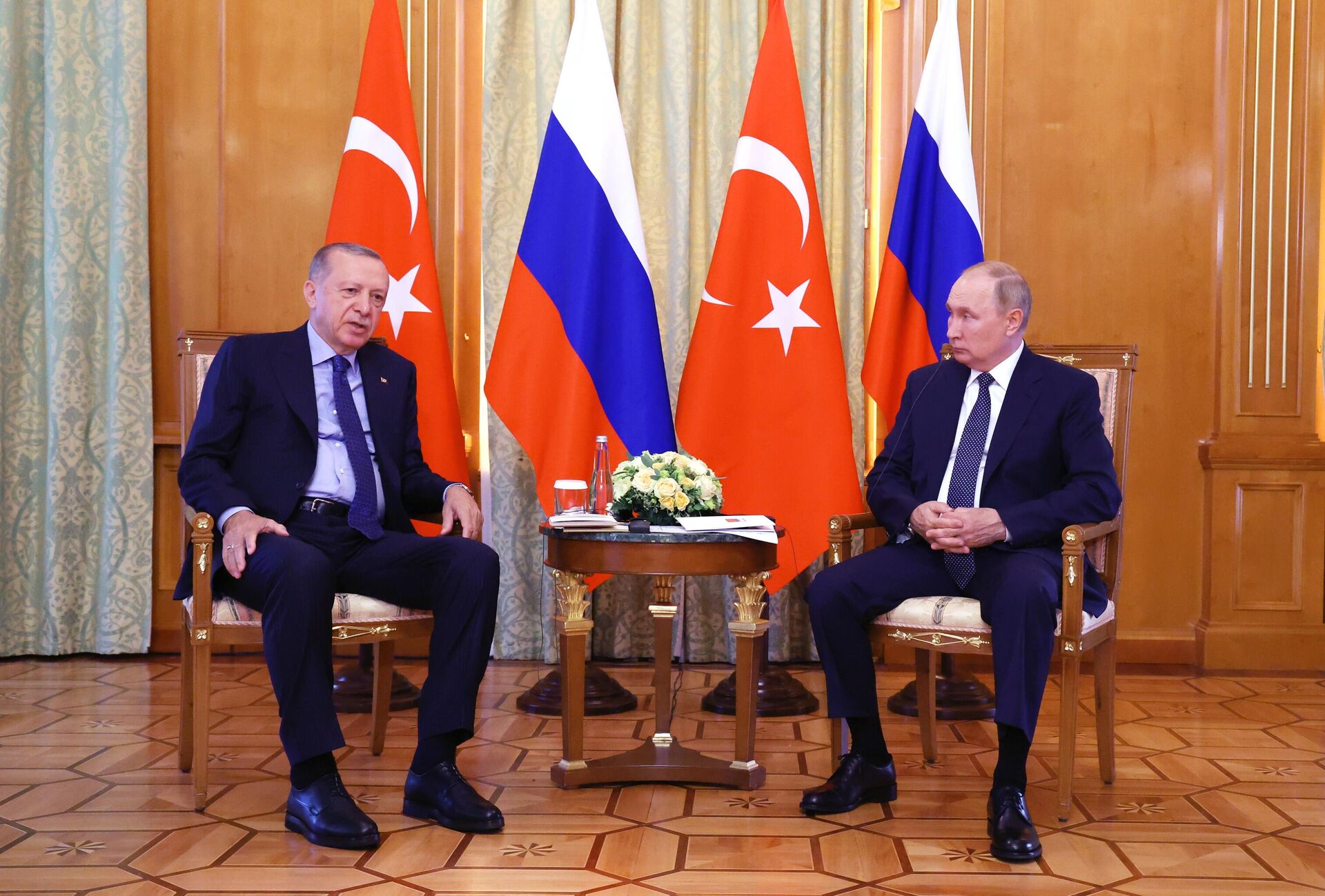 O presidente da Turquia, Recep Tayyip Erdogan (à esquerda), e o presidente russo, Vladimir Putin, durante encontro em Sochi, Rússia, 5 de agosto de 2022 - Sputnik Brasil, 1920, 18.01.2023