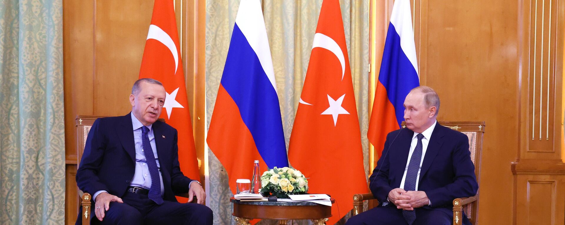 O presidente da Turquia, Recep Tayyip Erdogan (à esquerda), e o presidente russo, Vladimir Putin, durante encontro em Sochi, Rússia, 5 de agosto de 2022 - Sputnik Brasil, 1920, 28.04.2023